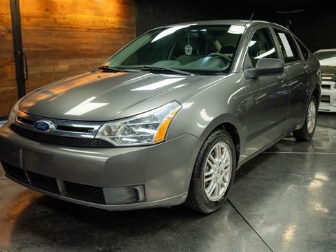 Used 2011 Ford Focus SE image 2
