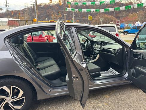 Used 2011 Subaru Outback 2.5i Limited image 26