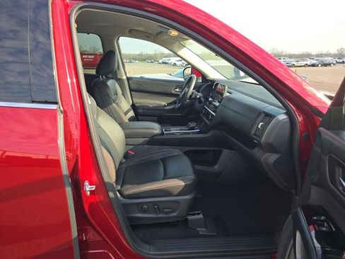 Used 2025 Nissan Pathfinder SL image 14