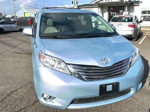 Used 2017 Toyota Sienna XLE Premium AWD/4WD image 1