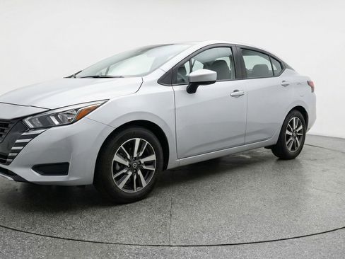 Used 2025 Nissan Versa SV image 3