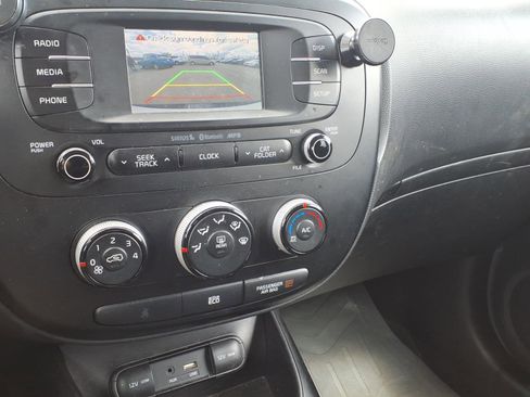 Used 2016 Kia Soul + image 11