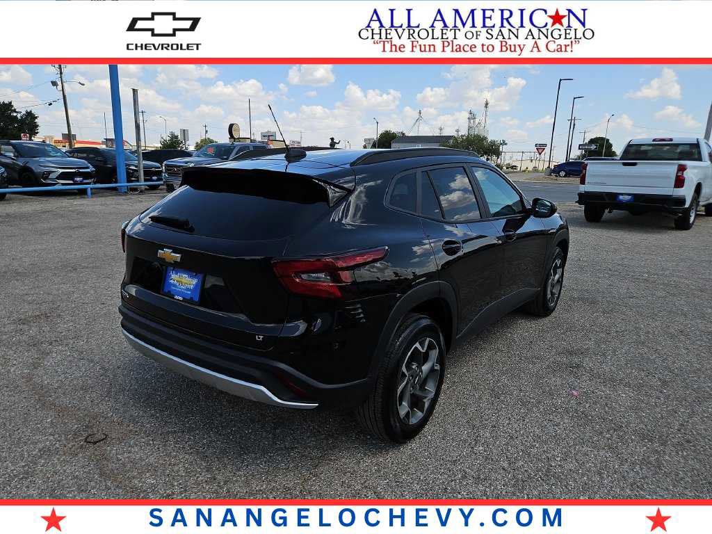 Used 2025 Chevrolet Trax LT FWD image 1