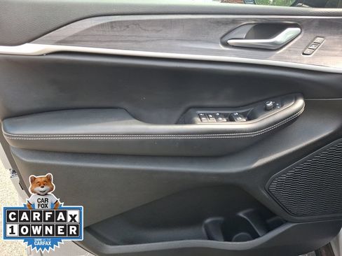 Used 2023 Jeep Grand Cherokee Limited w/ Luxury Tech Group II AWD/4WD image 13