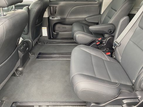 Used 2020 Toyota Sienna SE w/ Nightshade Edition FWD image 15