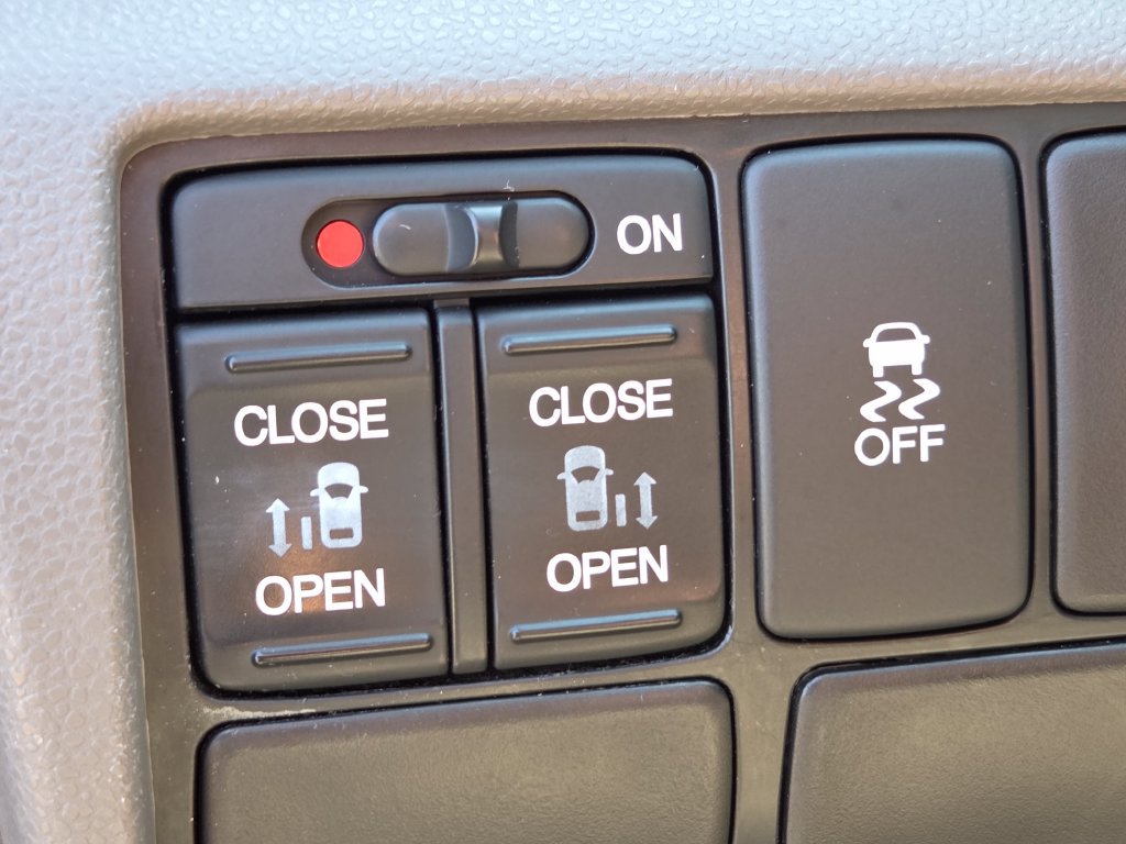 Used 2016 Honda Odyssey SE image 8
