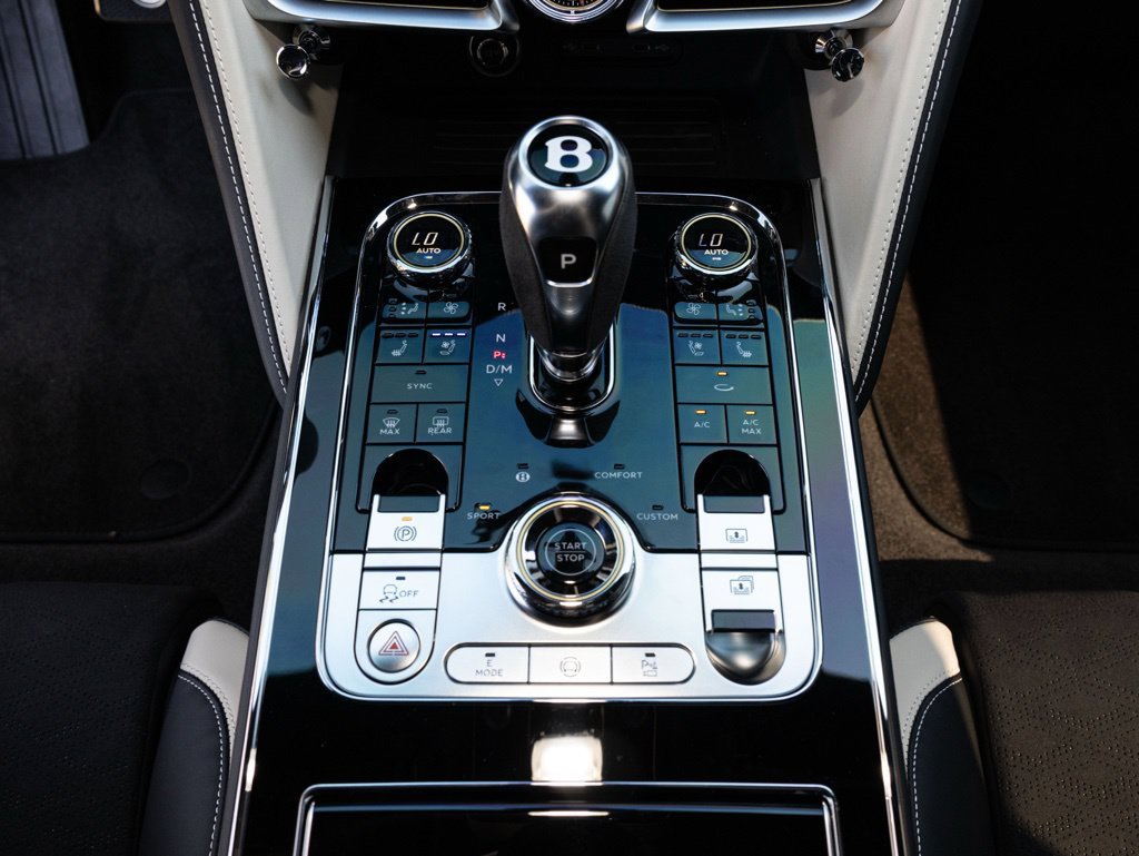 Used 2025 Bentley Flying Spur Plug-In Hybrid AWD/4WD image 44