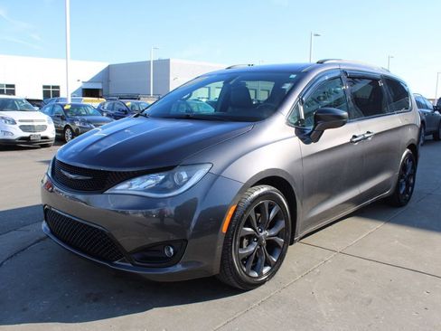 Used 2018 Chrysler Pacifica Touring-L w/ Premium Audio Group image 3