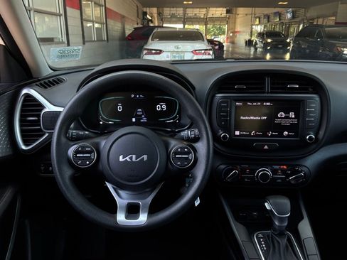Used 2025 Kia Soul LX w/ LX Technology Package FWD image 12