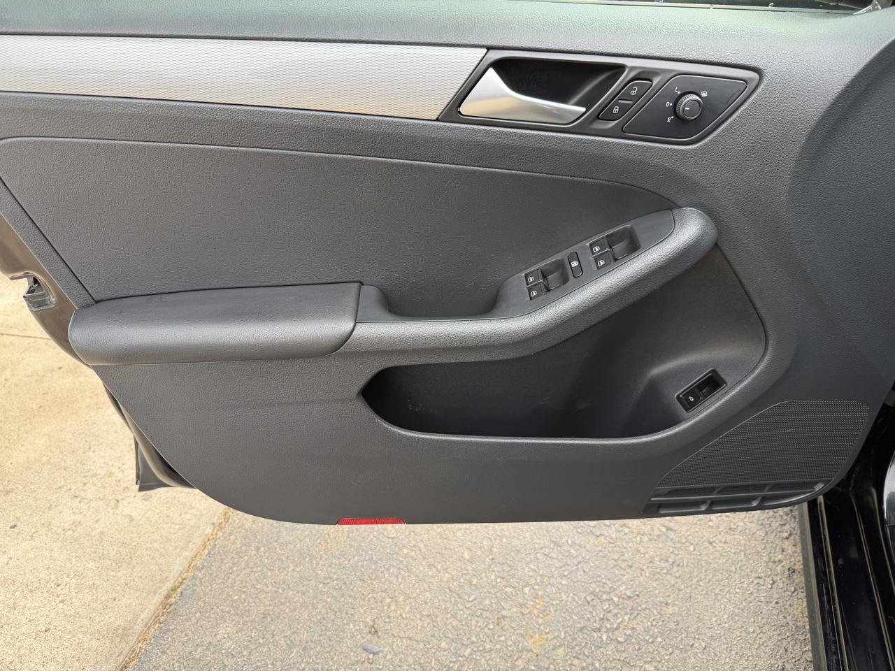 Used 2018 Volkswagen Jetta SE FWD image 12
