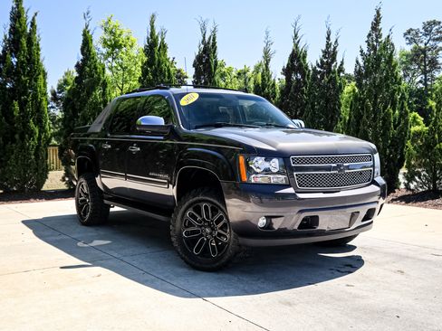 Used 2011 Chevrolet Avalanche LT w/ Regional Value Package AWD/4WD image 2