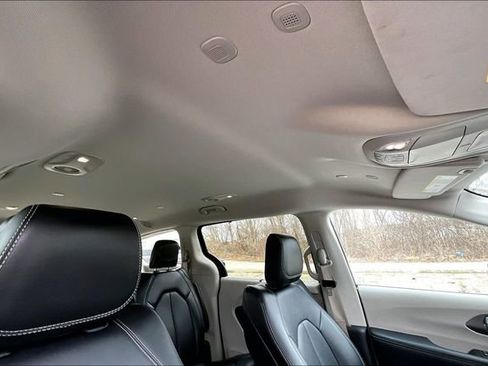 Used 2024 Chrysler Pacifica Touring-L image 22