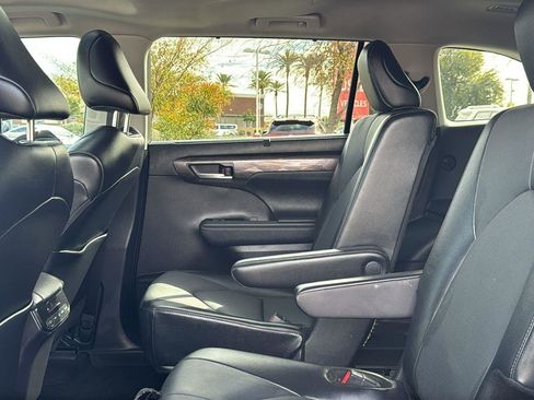 Used 2024 Toyota Highlander Limited image 27