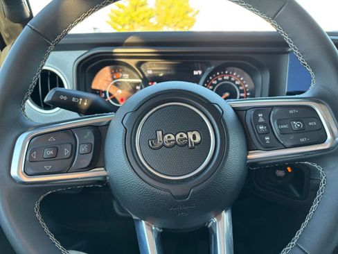 Used 2025 Jeep Wrangler Sahara image 25