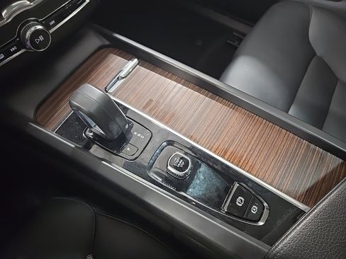 Used 2022 Volvo XC60 B5 Momentum image 12