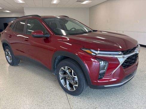Used 2025 Chevrolet Trax LT FWD image 3