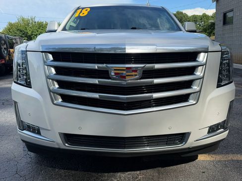 Used 2018 Cadillac Escalade ESV Luxury RWD image 2