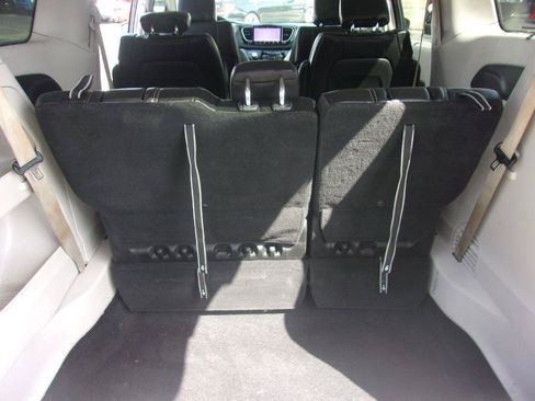 Used 2022 Chrysler Pacifica Touring-L FWD image 12