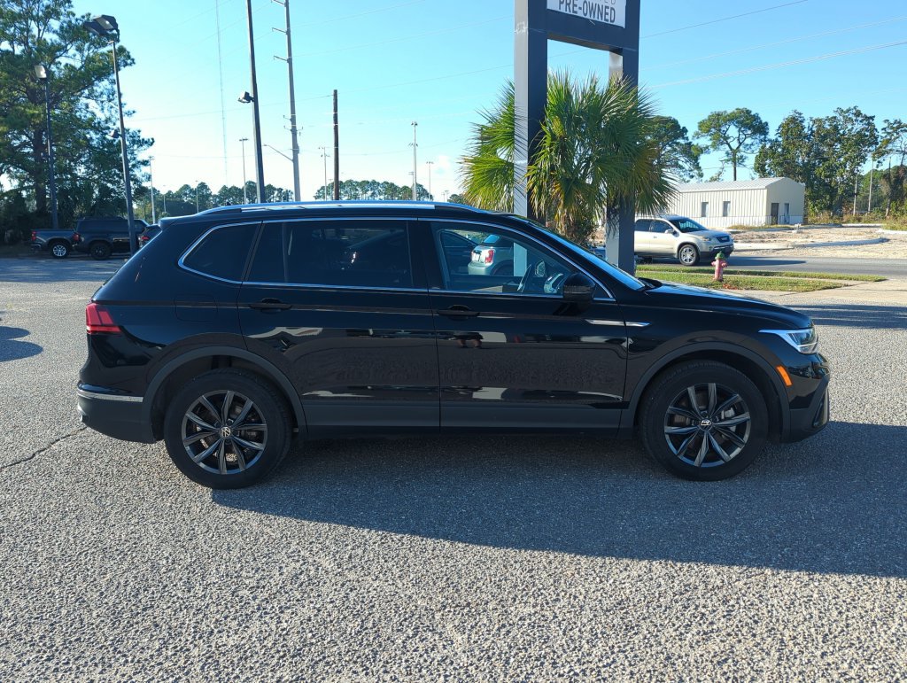 Used 2023 Volkswagen Tiguan SE w/ Panoramic Sunroof Package FWD image 8