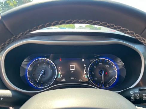 Used 2025 Chrysler Pacifica Select FWD image 24