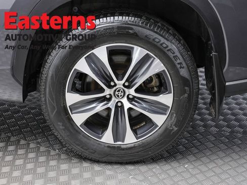Used 2022 Toyota Highlander XLE AWD/4WD image 8