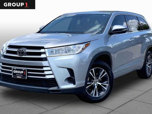 Used 2017 Toyota Highlander LE FWD image 1