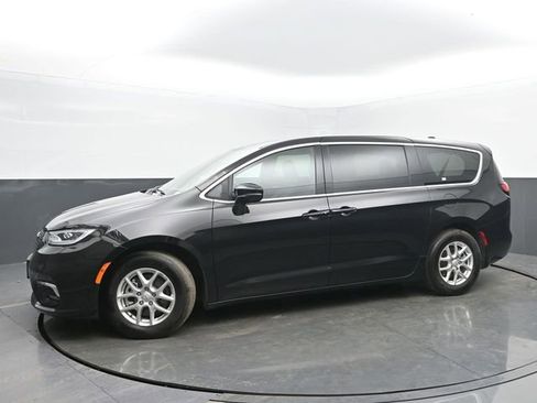 Used 2025 Chrysler Pacifica Select image 2