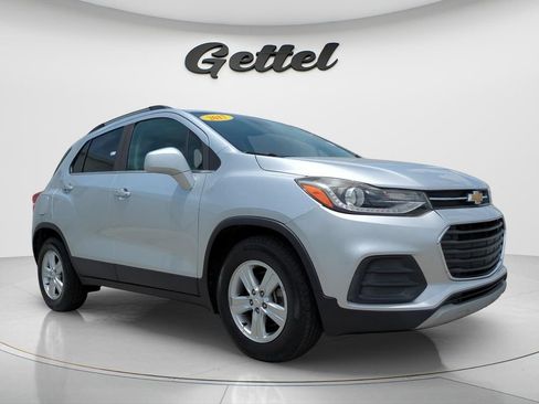 Used 2017 Chevrolet Trax LT w/ LT Convenience Package FWD image 3