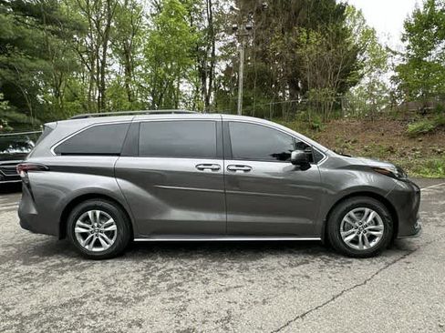 Used 2024 Toyota Sienna XLE w/ XLE Plus Package AWD/4WD image 3