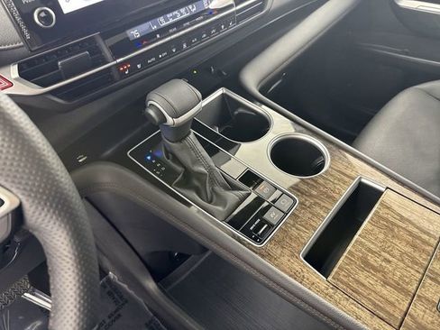 Used 2025 Toyota Sienna Platinum image 18