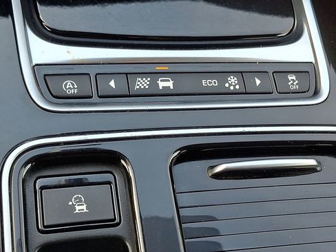 Used 2020 Jaguar F-PACE Premium image 25