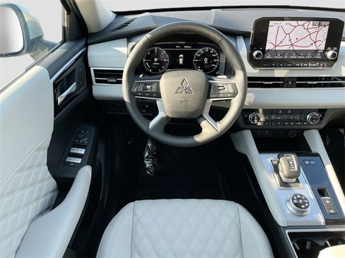New 2025 Mitsubishi Outlander SEL image 24