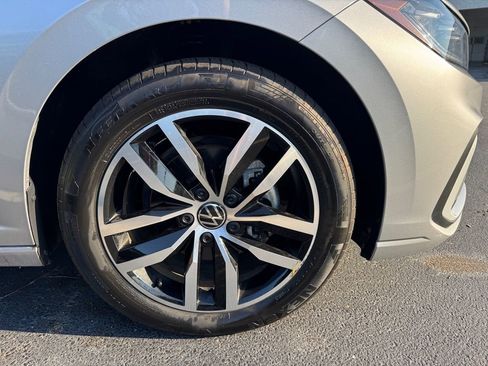 Used 2025 Volkswagen Jetta SE FWD image 2