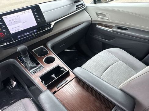 Used 2022 Toyota Sienna LE image 23