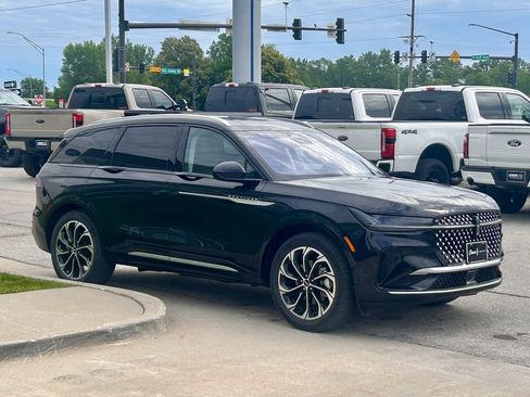 Used 2024 Lincoln Nautilus Reserve w/ Equipment Group 202A AWD/4WD image 7