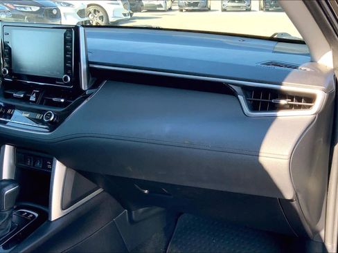 Used 2022 Toyota Corolla Cross XLE image 18