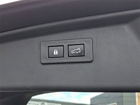 Used 2023 Subaru Outback Premium image 31