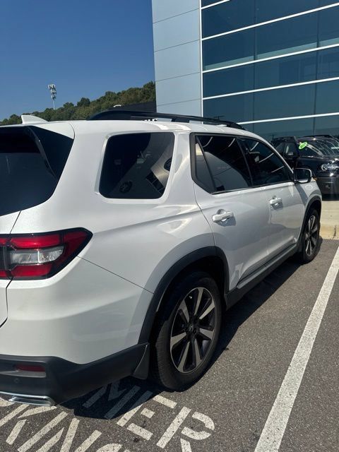 Used 2023 Honda Pilot Touring image 3