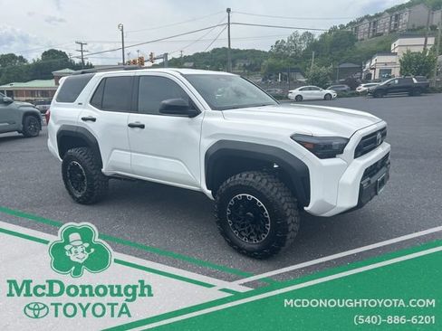 Used 2025 Toyota 4Runner SR5 AWD/4WD image 5