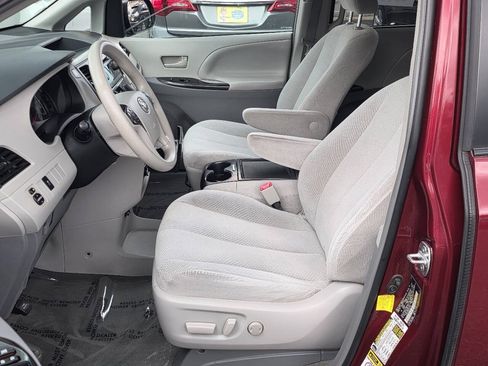Used 2013 Toyota Sienna LE w/ Towing Pkg FWD image 9