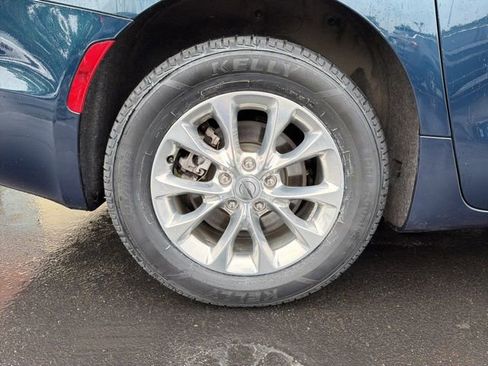 Used 2023 Chrysler Pacifica Touring-L AWD/4WD image 11
