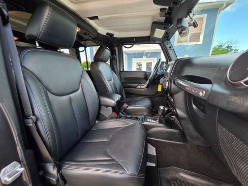 Used 2018 Jeep Wrangler Unlimited Sahara AWD/4WD image 28