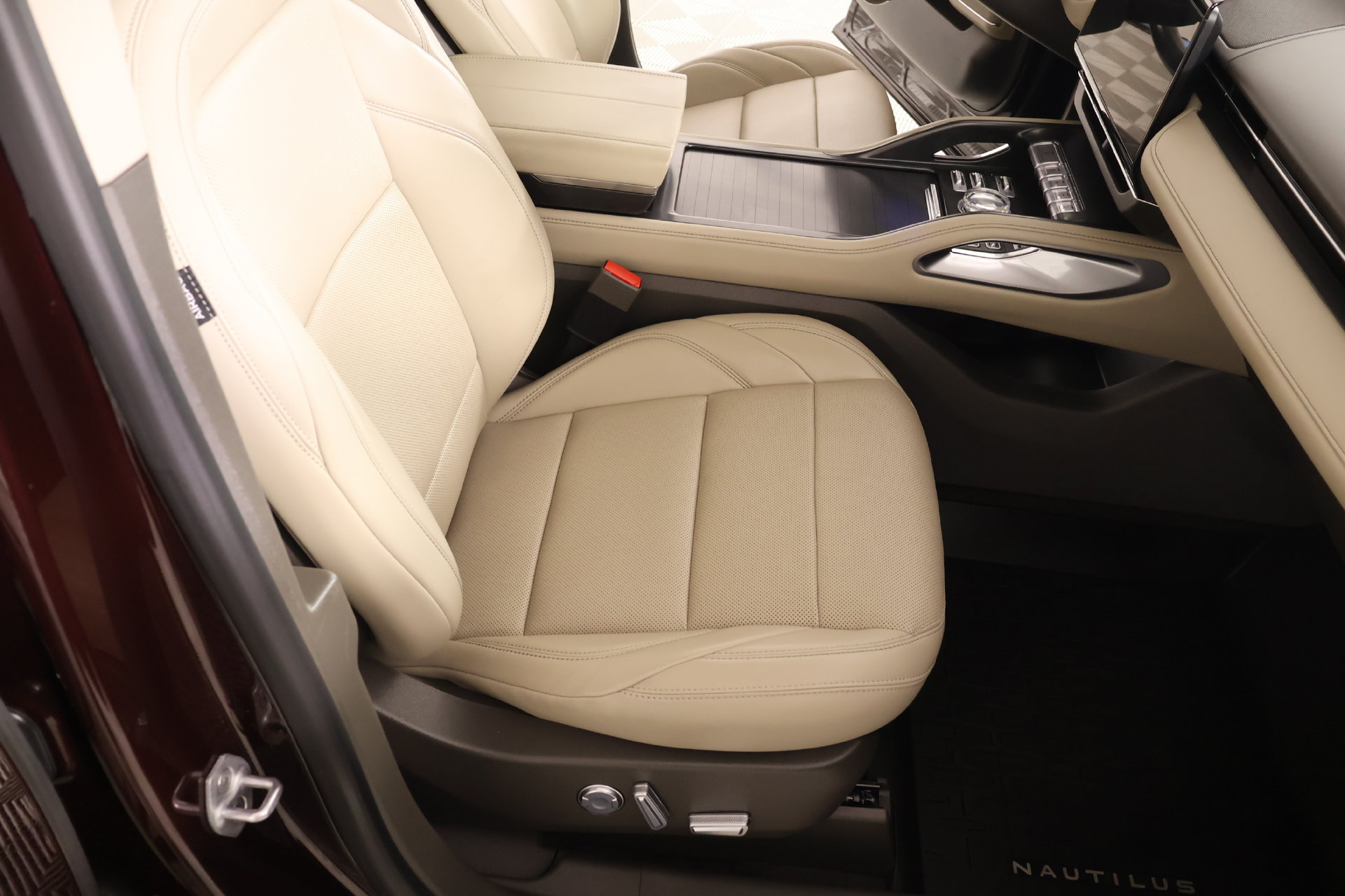 Certified 2025 Lincoln Nautilus Premier w/ Equipment Group 102A AWD/4WD image 13