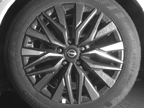 Used 2025 Nissan Altima 2.5 SV FWD image 17