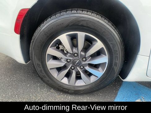 Used 2023 Chrysler Pacifica Touring-L FWD image 33