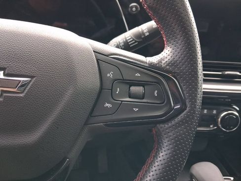 Used 2025 Chevrolet Trax RS w/ Sunroof Package FWD image 17
