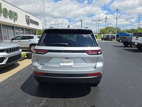 New 2025 Jeep Grand Cherokee Altitude image 7