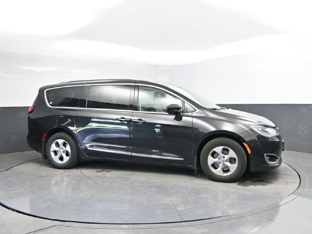 Used 2017 Chrysler Pacifica Touring-L Plus FWD image 3