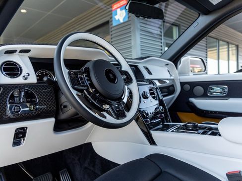 Used 2024 Rolls-Royce Cullinan Black Badge image 26