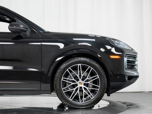 Used 2025 Porsche Cayenne AWD/4WD image 11